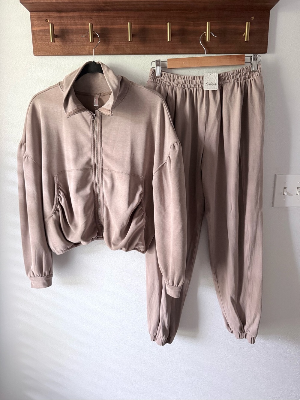 Freepeople Horizon Zip-Up set size XS run big (fits M) sandstorm color